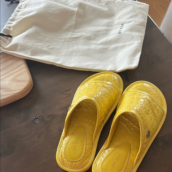 BY FAR Yellow Ari Slides - Picture 5 of 13